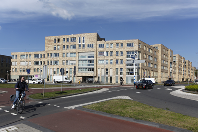 913978 Gezicht op de Geuzenveste op de hoek van de Van Hoornekade (links) en de Marnixlaan (rechts) te Utrecht.